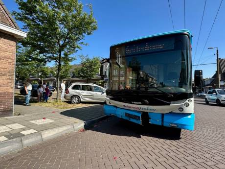 Trolleybus en auto botsen tegen elkaar op de Sperwerstraat: inzittenden raken lichtgewond