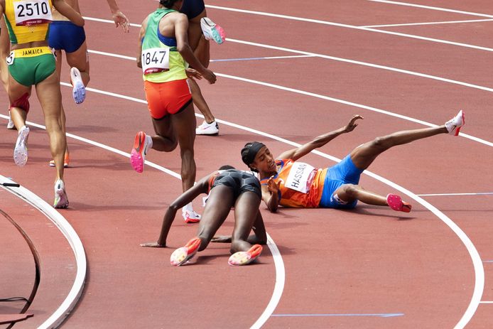 Sifan Hassan valt in de laatste ronde van de 1500 meter  halve finale in het Olympisch Stadion tijdens het atletiektoernooi van de Olympische Spelen in Tokio.