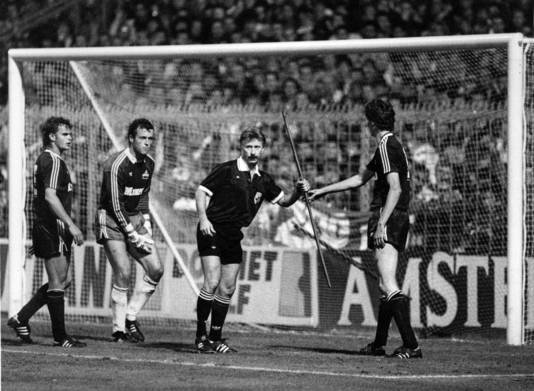 Ajax werd voor na het beruchte staafincident in seizoen 1990/1991 een jaar verbannen van Europees voetbal.