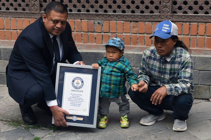 Dor Bahadur Khapangi (17) poseert naast zijn broer terwijl hij het certificaat uitgereikt krijgt.