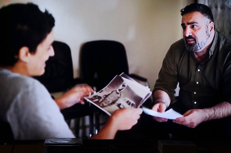 Sinan Can interviewt de Belgische IS-strijder Adel voor Retour Kalifaat. Beeld BNNVara