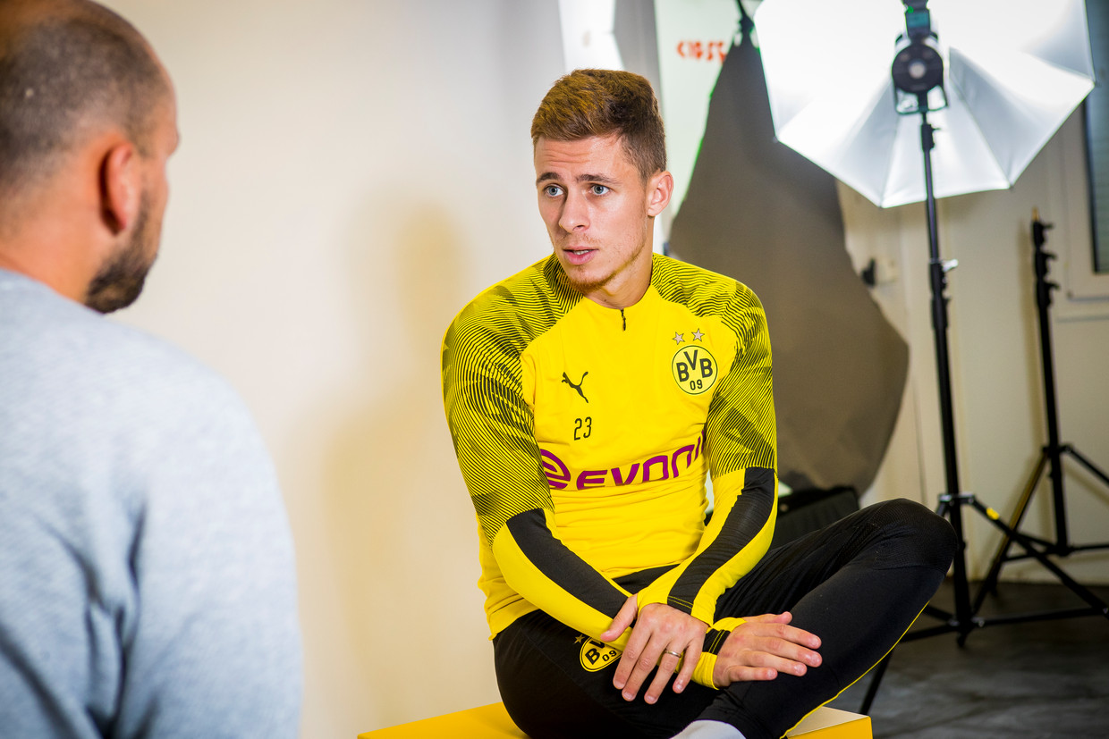 In een fotostudio nabij het trainingscomplex van Borussia Dortmund vertelt Thorgan Hazard over zijn nieuwe topclub. 'Je voelt dat de druk hier groot is.' Beeld Jan De Meuleneir/Photo News