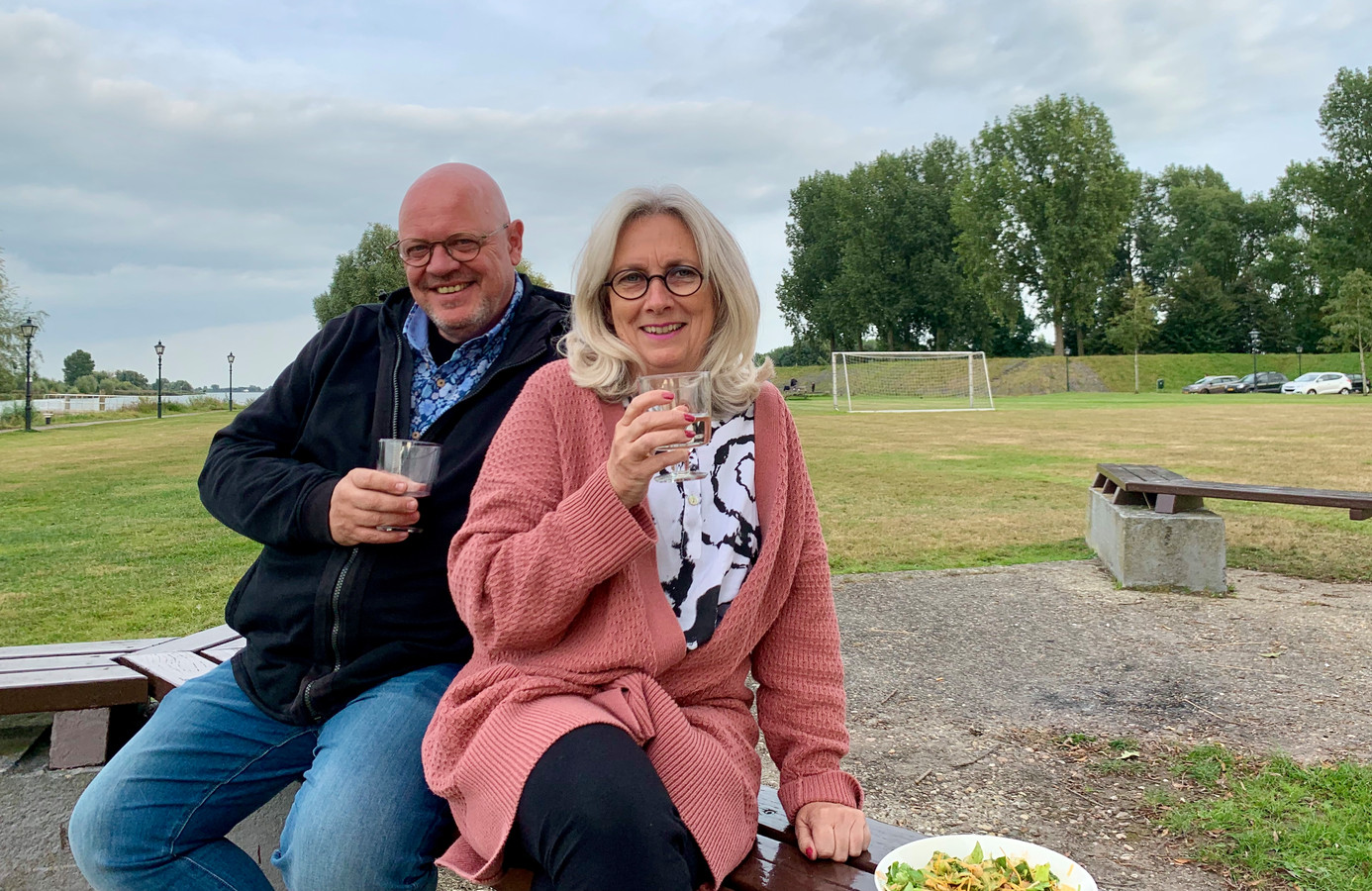 Marco Zwart en Brenda Schot rijden graag met hun Beatle vanuit Sliedrecht naar Nieuwpoort voor een picknick aan de Lek. ,,Even acclimatiseren.‘’