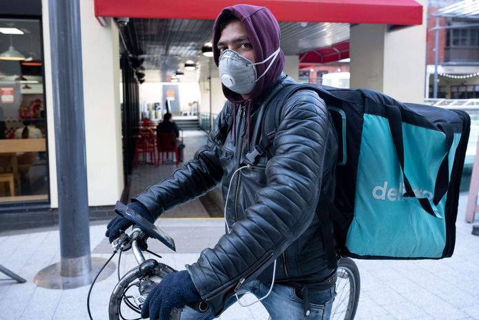In Wales rijden sommige bezorgers van Deliveroo rond met mondkapjes.