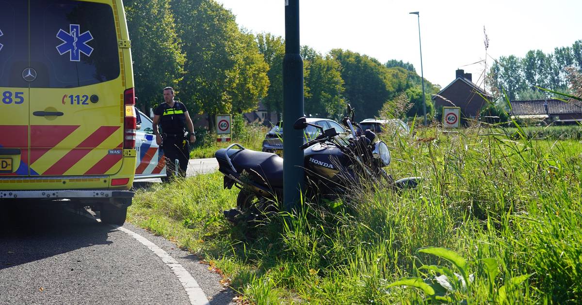 Motorrijder ten val bij botsing met auto in Dongen.