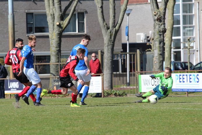 Terneuzen in de aanval tegen DSE. De bal wilde er echter niet.