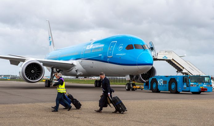 Een Boeing 787 Dreamliner van KLM landt op Schiphol.