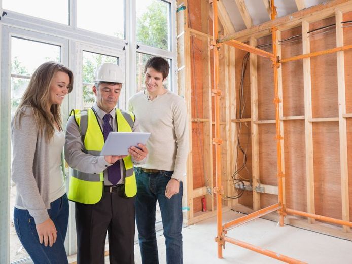Voor de bouw van je woning, contacteer je het beste een half jaar tot een jaar op voorhand een aannemer.