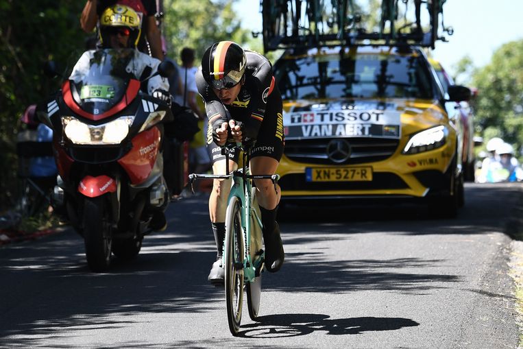 Wout van Aert in de tijdrit rond Pau. Even later komt hij zwaar ten val. Beeld AFP