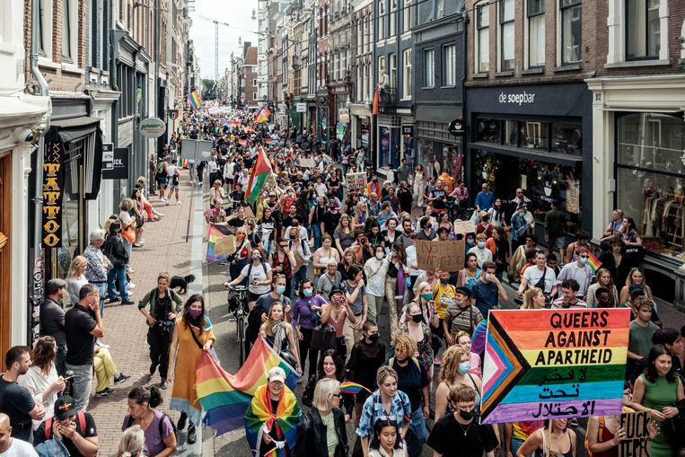 Straatfeest op Damrak bij einde van Pride Walk