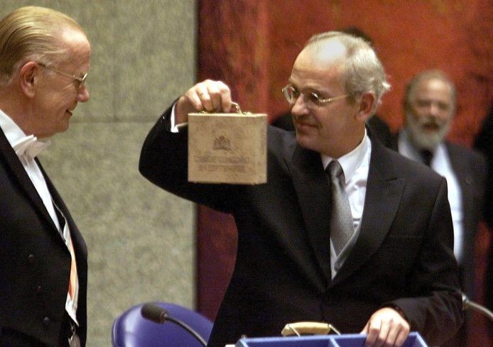 Minister Zalm toonde in 1999 het mini-koffertje met de cd waarop de Rijksbegroting stond.