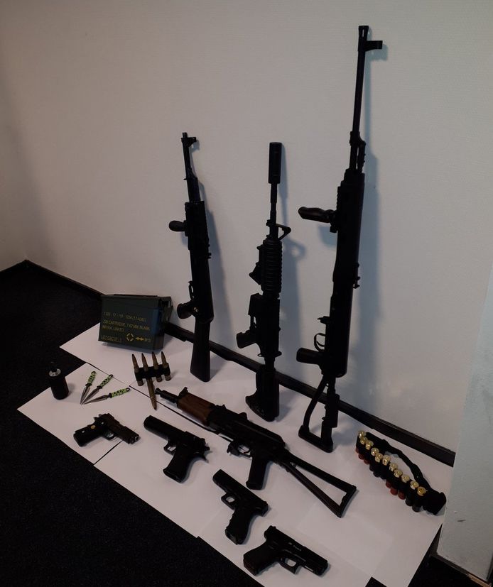 De gevonden verboden wapens en munitie in BorculO.