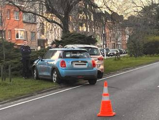 Twee wagens belanden in middenberm na botsing op Einde Were