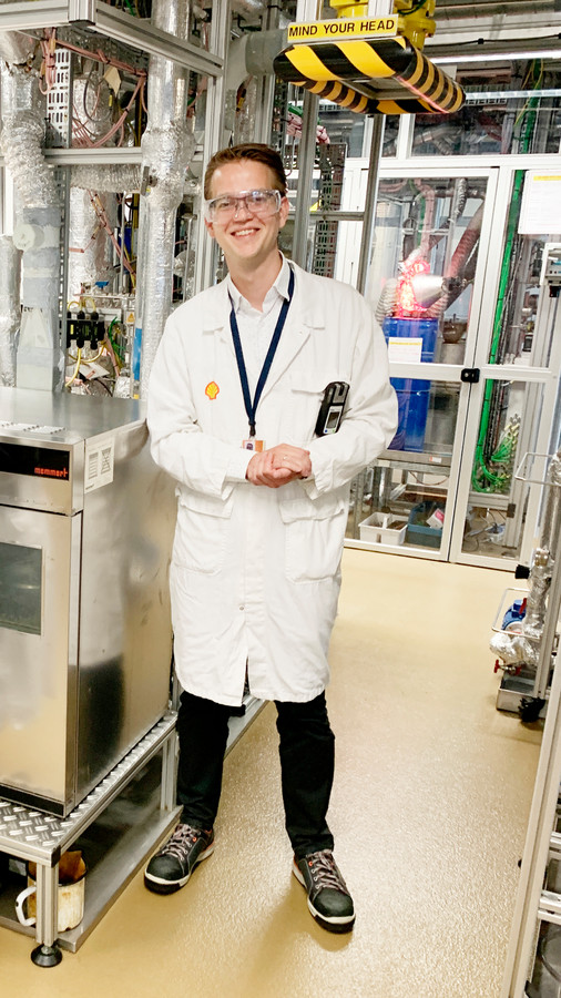 Onderzoeker Tim Baart in het Shell laboratorium in Amsterdam Noord, waar hij synthetische vliegtuigkerosine onderzoekt.