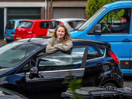 Wanneer kan Amber (27) voor de deur parkeren? De bal ligt nu bij de verhuurder van haar flat