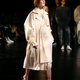 De trenchcoat is geen grijze muis, maar een beige kameleon