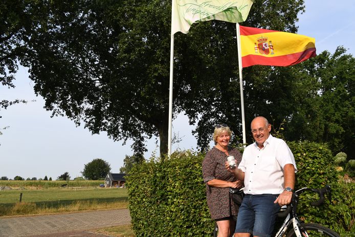 Langs de route van de Vuelta-etappe op 21 augustus wonen ook Henriet en Albert Jespers. Zij hijsen alvast de Spaanse vlag en plannen voor die dag een Spaans feest met speciaal bier dat ze helemaal uit Spanje laten komen.