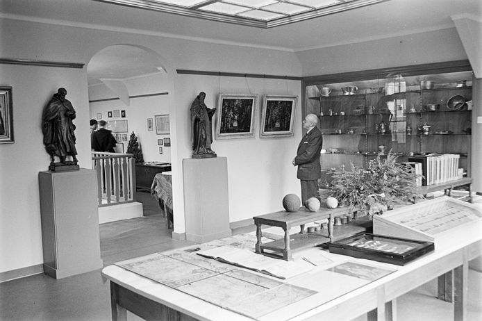 Het Jan Cunenmuseum dat in 1949 werd geopend. Conservator Toon de werd bekijkt de collectie.