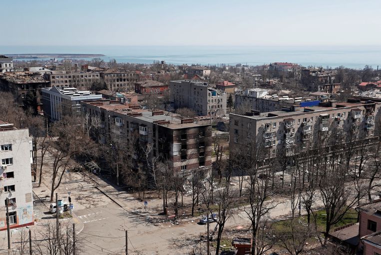Beschadigde flats in de door Russische troepen belegerde Oekraïense havenstad Marioepol.  Beeld Alexander Ermochenko / Reuters