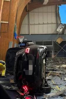 Le spectaculaire accident de Sofian Kiyine: la voiture du joueur d’OHL a décollé et fini sa course dans un hall omnisports à Flémalle 