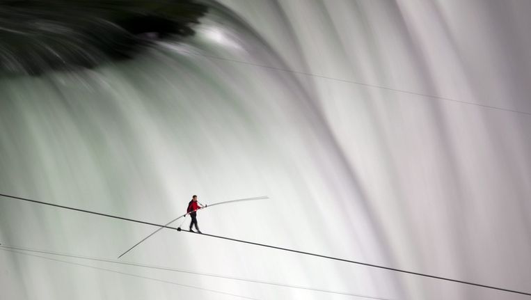 Nik Wallenda gisteren boven de Niagara-watervallen. Beeld ap