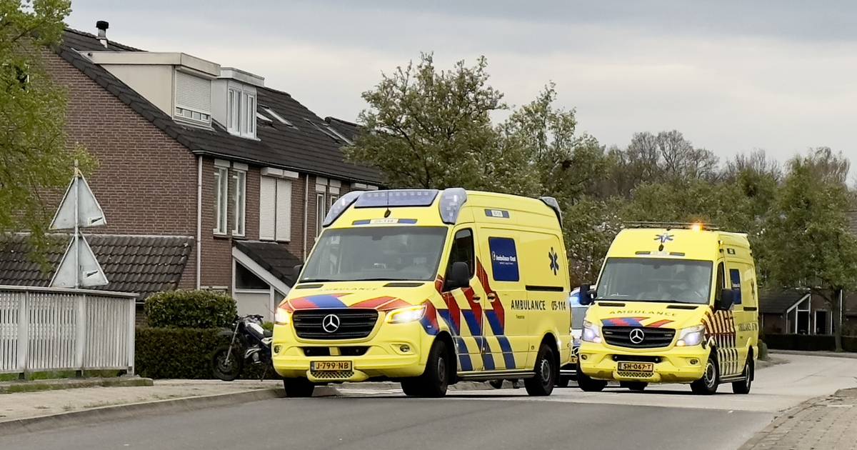 Harde botsing in Loenen; fietser gewond naar het ziekenhuis.