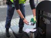 Boa’s zoeken in vuilnis naar adressen afvaldumpers in Enschede en wij gingen mee: ‘Dit kost ze 95 euro’