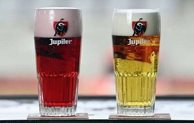 Rode Jupiler die hetzelfde smaakt als gewone pils? Bierprofessor Freddy Delvaux: “Kleur toevoegen na gisting heeft geen effect op smaak”