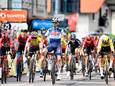 Julian Alaphillipe maakt het zegegebaar in de tweede rit van de Dauphiné.