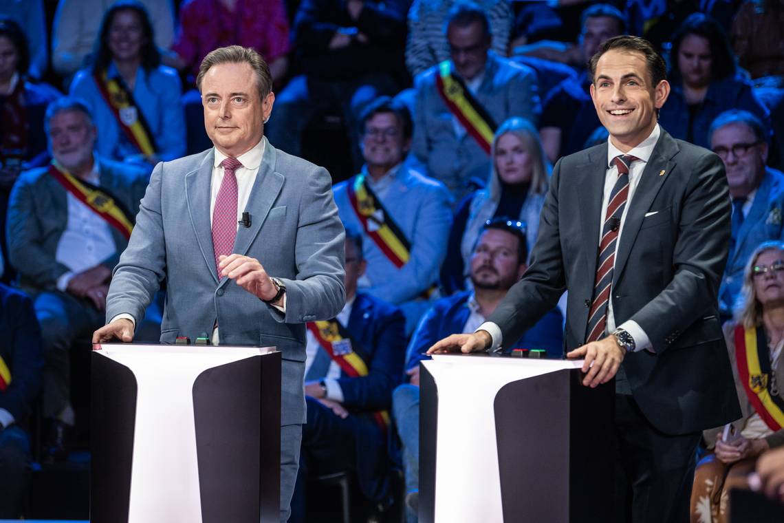 Plots stond er een N-VA-districtsburgemeester op die wel met het VB wou gaan praten