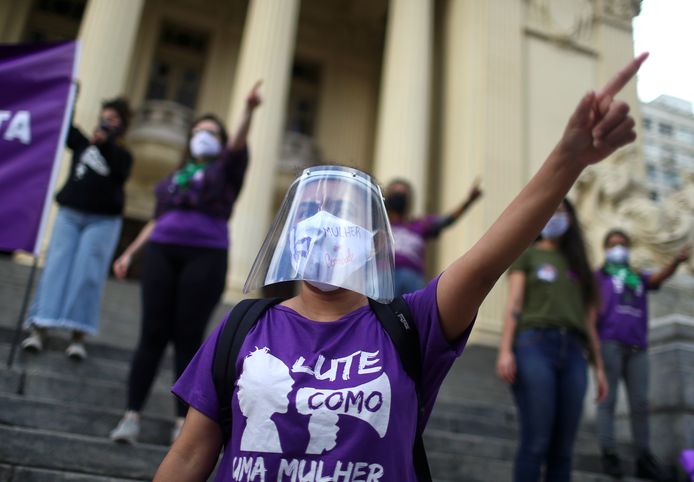 Leden van een feministisch collectief protesteerden op 24 augustus 2020 tegen verkrachtingen en vroegen om de legalisering van abortus.