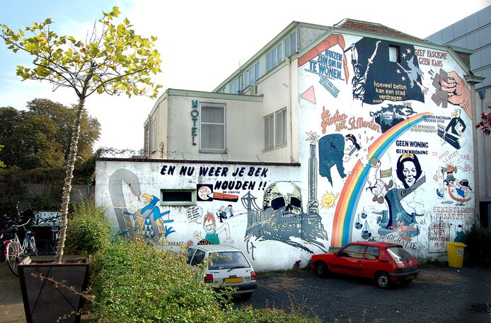 De omstreden wandschildering op het voormalig krakersbolwerk Hotel Bosch in 2007, vlak voordat de muur werd opgeknapt en het werk verdween.