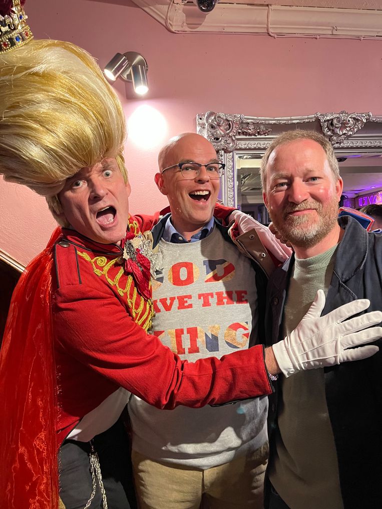 Harry de Baebe (m) con una drag queen.  La gente scherza 