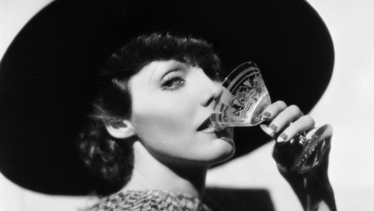 Hollywoodster Adrienne Ames (1909-1947) met een cocktail op een publiciteitsfoto. Beeld Getty Images