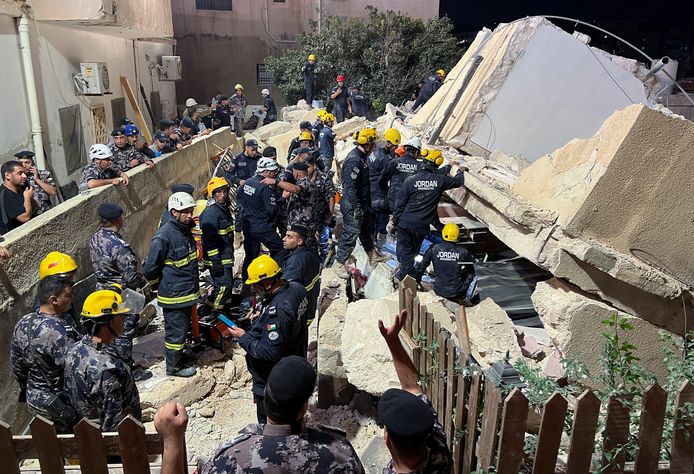 Bij de instorting van een gebouw in de Jordaanse hoofdstad Amman zijn vijf mensen om het leven gekomen.