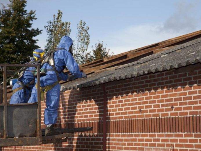 Asbest komt vooral voor in leien daken, cementgolfplaten, afvoerbuizen, vloertegels, isolatiemateriaal, gevelbekleding en schouwen.