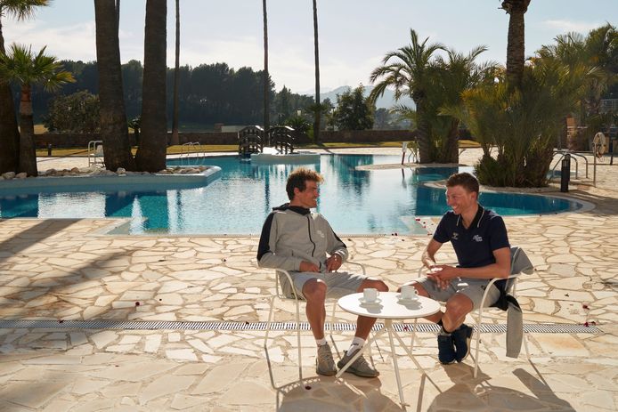 Oliver Naesen en Greg Van Avermaet op trainingskamp in Spanje.