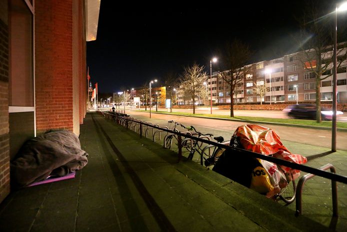 Breda - Dakloze Ronald (43) slaapt liever in de vrieskou dan in de Winteropvang van de gemeente. De foto is gemaakt met toestemming van Ronald.