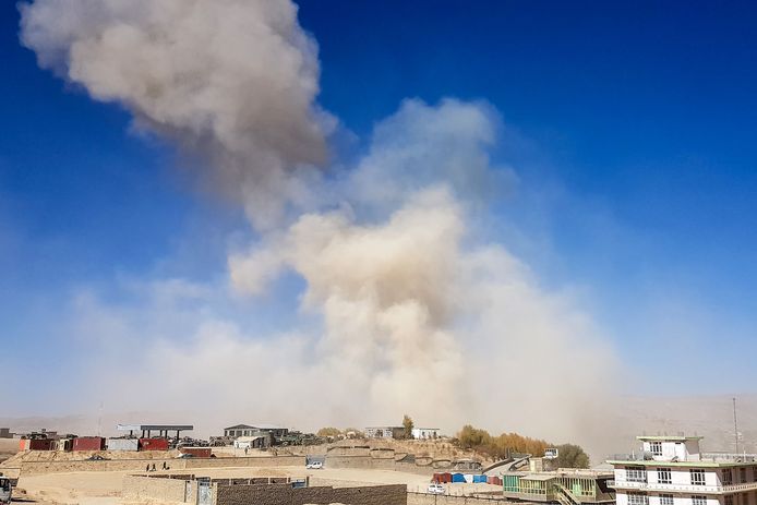 Rookpluimen stijgen op na  de explosie van een zware autobom in Ghor, een provincie in het westen van Afghanistan.