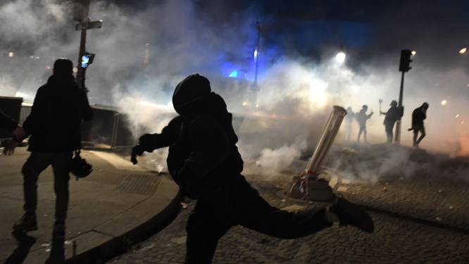 Franse politie zet traangas en waterkanonnen in tegen massaal pensioenprotest, zeker 217 arrestaties