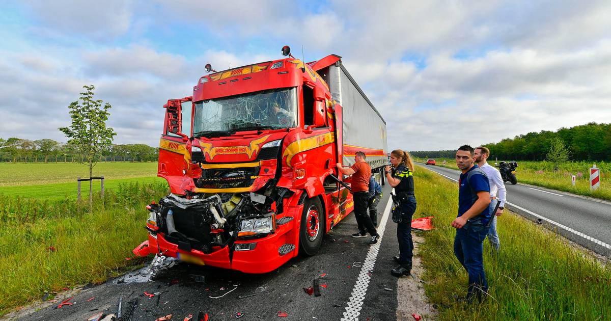 Ernstig ongeluk op provinciale weg: twee vrachtwagens op elkaar gebotst, één chauffeur gewond.