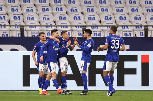Schalke 04 viert het doelpunt van Suat Serdar, dat voldoende bleek voor de drie punten.