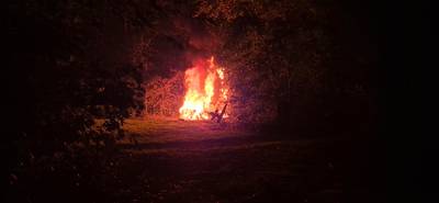 Bankje gaat in vlammen op in park in Waspik, brandweer blust flinke vlammen