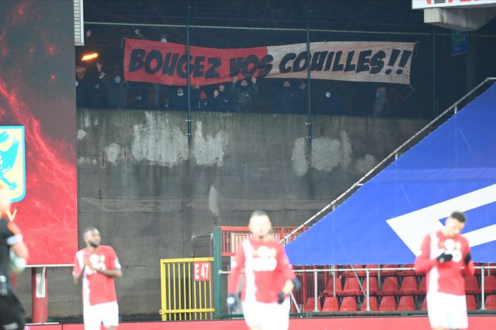 ‘Bougez vos couilles’, viel er te lezen.