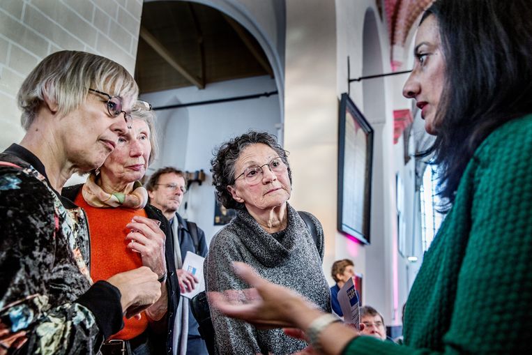 Columniste Naema Tahir in gesprek met het publiek in de pauze van het columnistenfestival van Trouw.  Beeld Jean-Pierre Jans