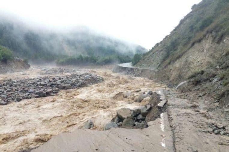 Hele wegen spoelden weg met de overstromingen in Tadjikistan. Beeld RV