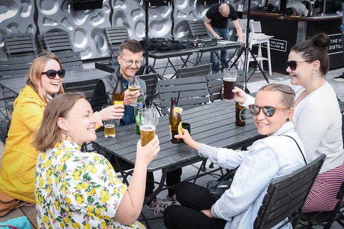 Enkele Finnen genieten in Helsinki van een terrasje.