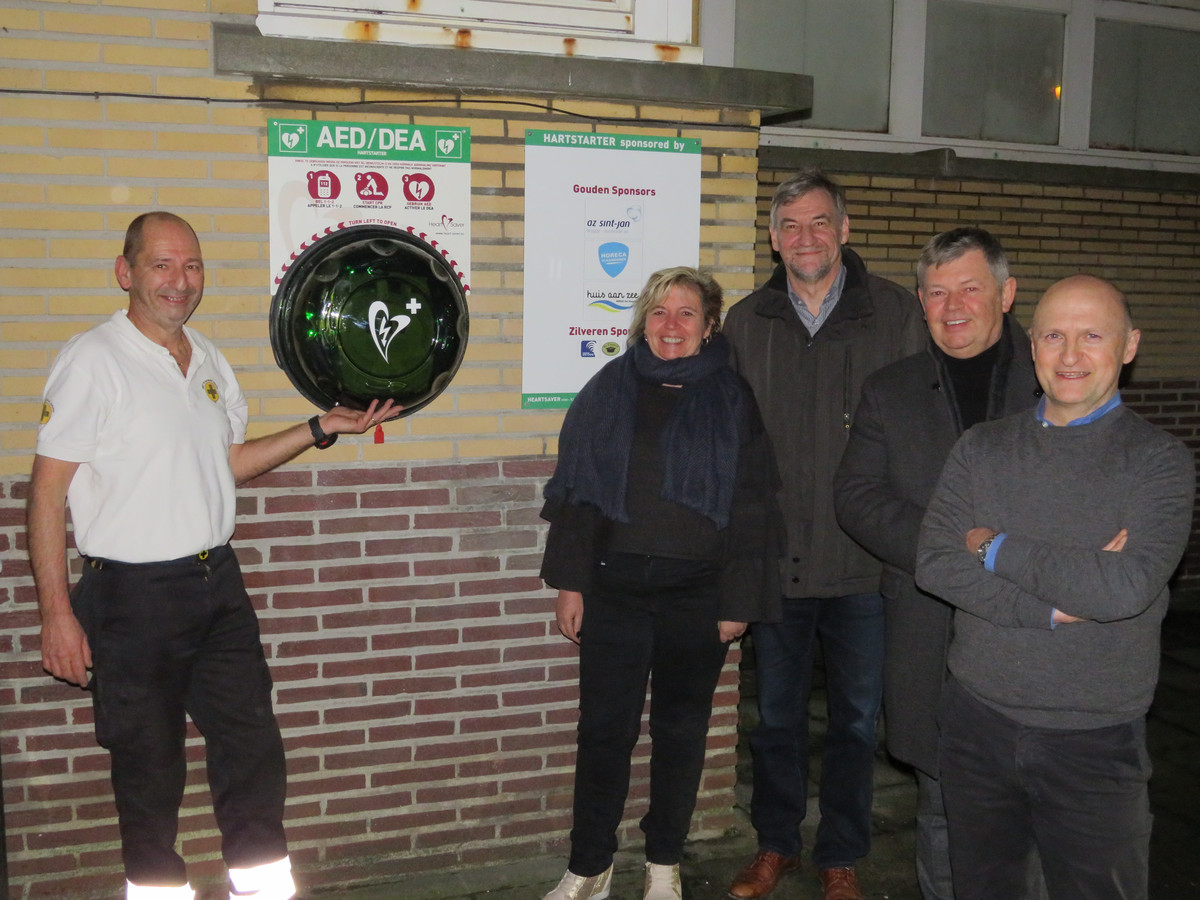 Huis aan Zee kan AED toestel aan de gevel bevestigen Foto hln.be