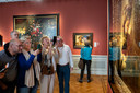Het eerste wat de meeste bezoekers in Het Noordbrabants Museum doen, is hun mobieltje tevoorschijn halen en een foto van ‘De Vaandeldrager’ van Rembrandt maken.