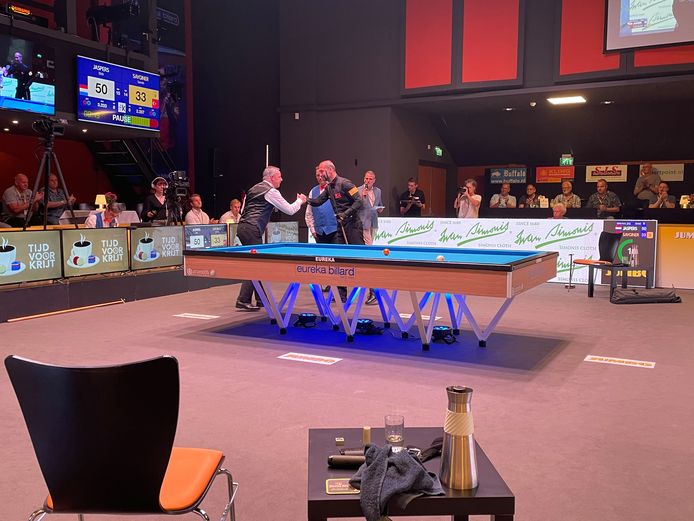 Sayginer (rechts) feliciteert Jaspers met zijn overwinning en de EK-finale later vandaag.